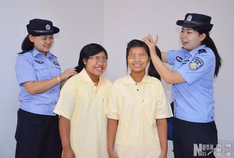 Công an khu tự trị Nội Mông đang chăm sóc 2 phụ nữ tâm thần là nạn nhân của bọn buôn người. Ảnh: Công an Trung Quốc/News.CN. Công an khu tự trị Nội Mông đang chăm sóc 2 phụ nữ tâm thần là nạn nhân của bọn buôn người. Ảnh: Công an Trung Quốc/News.CN.