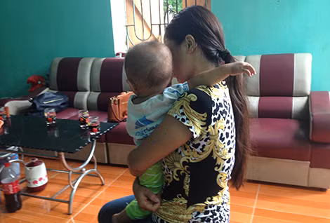 Chị T. và đứa con nhỏ.