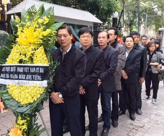 Đoàn cán bộ, nhân viên Bệnh viện hữu nghị Việt Nam-Cu Ba Đồng Hới, Quảng Bình vào viếng Chủ tịch Fidel Castro ở Đại sứ quán Cu Ba.