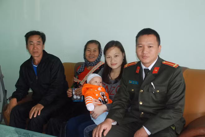 Vợ chồng Trung úy Sùng A Nếnh vui mừng khi có nhà mới.