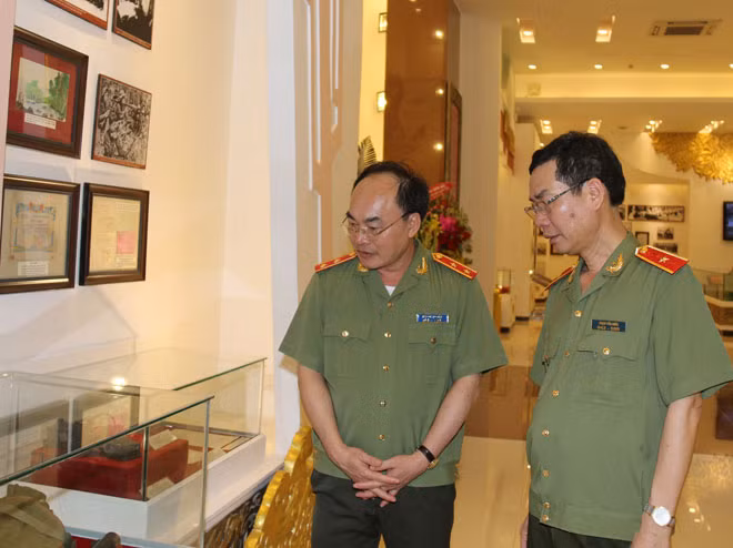 Nguyên Thứ trưởng Bộ Công an Bùi Quang Bền (bìa trái) là con trai của liệt sĩ Nguyễn Thị Quyên cùng Thiếu tướng Phạm Văn Miên, Tổng Biên tập Báo CAND trong một chuyến công tác về Khu di tích An ninh Khu IX, U Minh Thượng.