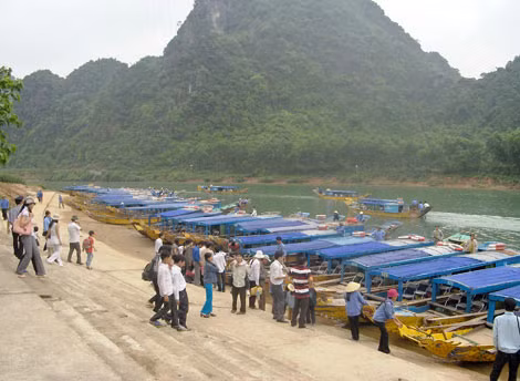 Hàng trăm tàu thuyền phục vụ khách du lịch tại sông Son để tham quan hang động ở Phong Nha - Kẻ Bàng.