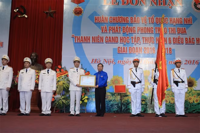 Thừa ủy quyền của Chủ tịch nước, đồng chí Nguyễn Phi Long trao Bằng Huân chương Bảo vệ Tổ quốc hạng Nhì cho Đoàn Thanh niên Công an TP Hà Nội.