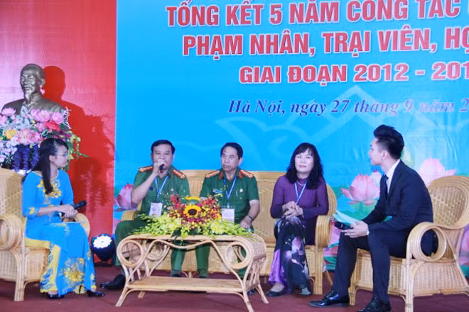 Các đại biểu giao lưu, chia sẻ kinh nghiệm giáo dục PN, TV,HS.