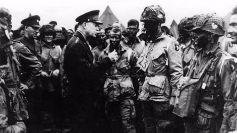 Tướng Dwright D. Eisehower, chỉ huy tối cao của lực lượng đồng minh nói chuyện với lính nhảy dù của quân đội Mỹ tại căn cứ không quân Greeham Common (Anh) ngày 5-6-1944.