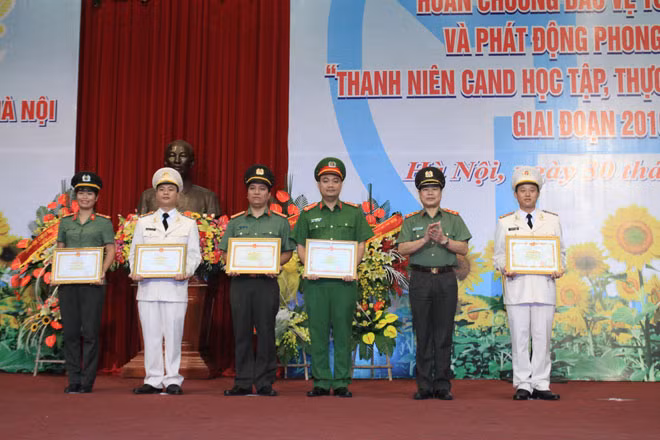 Trung tướng Nguyễn Xuân Mười, Phó Tổng cục trưởng Tổng cục Chính trị CAND trao Bằng khen của Tổng cục Chính trị cho những đoàn viên có thành tích xuất sắc.