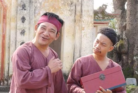 Diễn viên Quang Tèo (trái) trong một tiểu phẩm. Diễn viên Quang Tèo (trái) trong một tiểu phẩm.