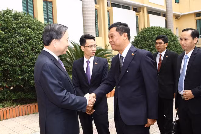 Bộ trưởng Tô Lâm cùng Bộ trưởng Bộ Nội vụ Cộng hòa Liên bang Myanmar Kyaw Swe.