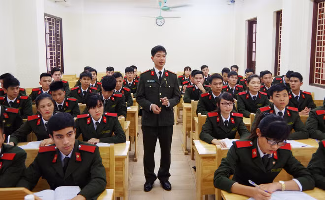 Thượng úy Nguyễn Văn Sơn trong một buổi lên lớp giảng bài.