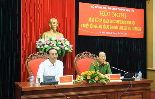Thứ trưởng Bộ Công an Lê Quý Vương và Thứ trưởng Bộ Giao thông vận tải Lê Đình Thọ đồng chủ trì Hội nghị