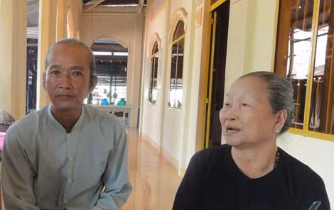 Bà Lê Thị Chua (bên phải) - Cháu nội dâu ông Ba Thới và ông Nguyễn Văn Khương - Cháu cố ông Ba Thới. Bà Lê Thị Chua (bên phải) - Cháu nội dâu ông Ba Thới và ông Nguyễn Văn Khương - Cháu cố ông Ba Thới.