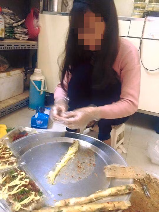 Hình ảnh B chăm chỉ làm hàng kiếm tiền nuôi con (ảnh: Facebook)