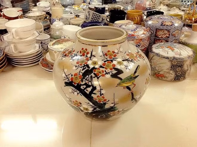 Một số tác phẩm gốm sứ được giới thiệu trong triển lãm.