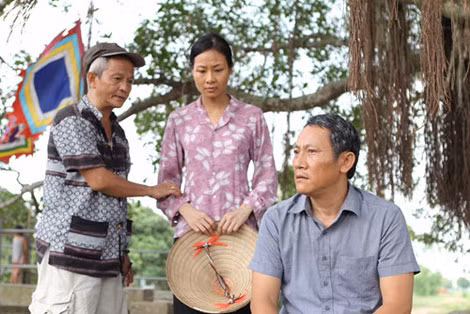 Đạo diễn Quốc Trọng (bìa trái) đang đạo diễn một cảnh phim.