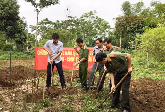 Đoàn công tác từ thiện cùng gia đình Trung úy Nguyễn Văn Duy khởi công xây nhà.