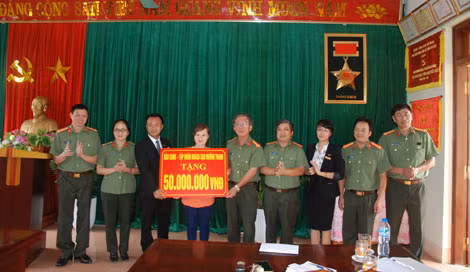 Đại diện Báo CAND VÀ Tập đoàn Khách sạn Mường Thanh trao tiền hỗ trợ xây nhà tình nghĩa tới người thân Trung úy Sùng A Nếnh.