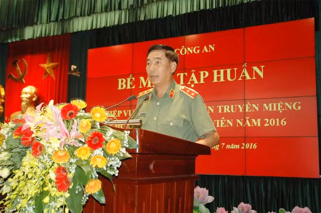 Trung tướng Lê Văn Đệ, Phó Tổng cục trưởng Tổng cục Chính trị CAND phát biểu bế mạc Khóa Tập huấn. Trung tướng Lê Văn Đệ, Phó Tổng cục trưởng Tổng cục Chính trị CAND phát biểu bế mạc Khóa Tập huấn.