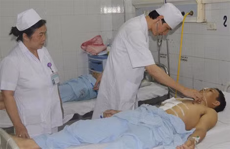 Các y bác sỹ đang chăm sóc, chữa chạy cho đồng chí Quỳnh.