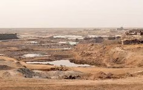 Đoạn sông Euphrates trơ đáy chảy ngang làng Iaroblos.