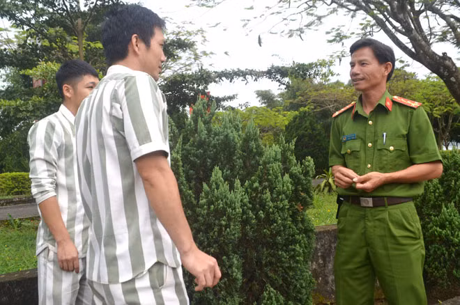 Đại úy Lê Hữu Dương thăm hỏi các phạm nhân trong giờ nghỉ giải lao. Đại úy Lê Hữu Dương thăm hỏi các phạm nhân trong giờ nghỉ giải lao.