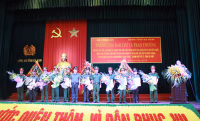Được sự ủy quyền của lãnh đạo Bộ Công an, lãnh đạo Tổng cục Cảnh sát trao thưởng cho 11 tập thể có thành tích xuất sắc trong điều tra, khám phá vụ án.