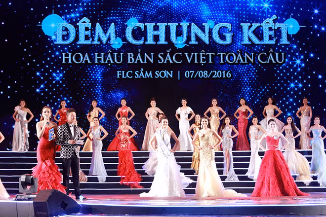 Các thí sinh rạng rỡ trong đêm thi chung kết.