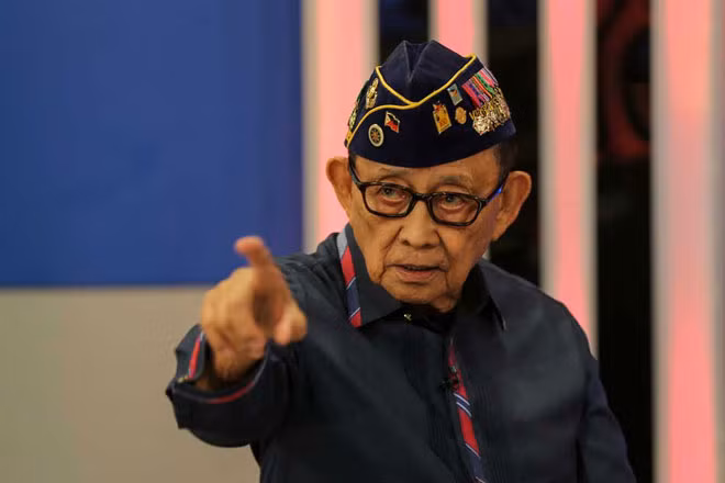Hôm 24-7, cựu Tổng thống Fidel Ramos đã chấp nhận lời mời làm Đặc phái viên Biển Đông mà Tổng thống Philippines Rodrigo Duerter đưa ra. Ảnh: WSJ.
