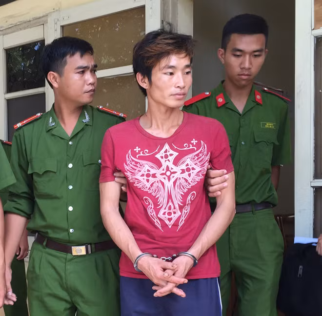 Đặng Văn Hùng bị bắt giữ sau nhiều ngày lẩn trốn trong rừng. Đặng Văn Hùng bị bắt giữ sau nhiều ngày lẩn trốn trong rừng.
