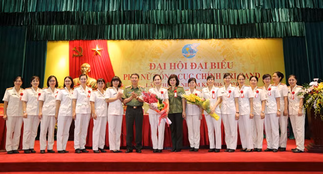 Trung tướng Trần Bá Thiều, Đại tá Ngô Thị Hoài Thu tặng hoa chúc mừng BCH Hội phụ nữ Tổng cục Chính trị CAND nhiệm kỳ 2016-2021. Trung tướng Trần Bá Thiều, Đại tá Ngô Thị Hoài Thu tặng hoa chúc mừng BCH Hội phụ nữ Tổng cục Chính trị CAND nhiệm kỳ 2016-2021.