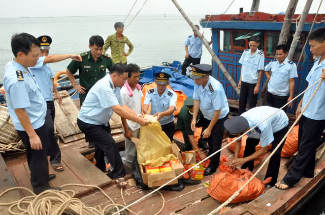 Lực lượng Hải quan kiểm tra hàng hóa. Ảnh: minh họa. Lực lượng Hải quan kiểm tra hàng hóa. Ảnh: minh họa.