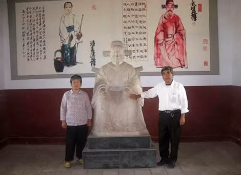 Hậu duệ họ Phan bên tượng Võ Đại Lang. Hậu duệ họ Phan bên tượng Võ Đại Lang.