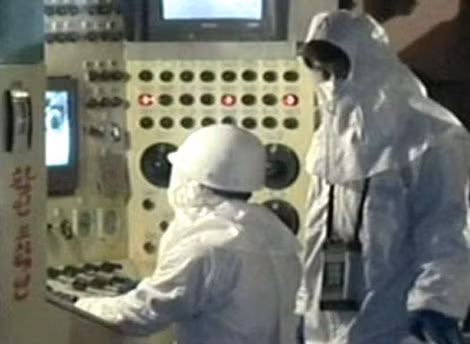 Kỹ thuật viên Triều Tiên điều khiển hệ thống làm giàu Uranium ở Trung tâm hạt nhân Yongbyon. Kỹ thuật viên Triều Tiên điều khiển hệ thống làm giàu Uranium ở Trung tâm hạt nhân Yongbyon.