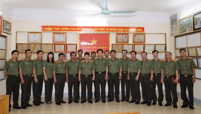 Thứ trưởng Bùi Văn Nam với các đại biểu tham dự buổi làm việc.