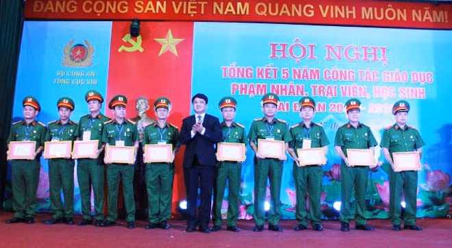 Đại diện Bộ Giáo dục và Đào tạo trao Bằng khen; Kỷ niệm chương của Bộ Công an tặng các tập thể, cá nhân có thành tích xuất sắc.