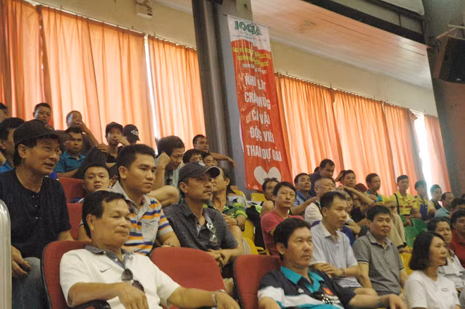 Đông đảo khán giả đến cổ vũ các CLB tham gia thi đấu.