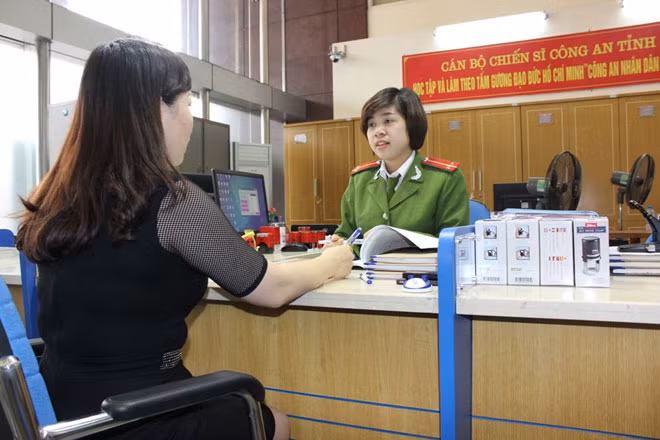 CBCS Công an làm việc tại Trung tâm hành chính công tỉnh Quảng Ninh. (Ảnh: T.L.).