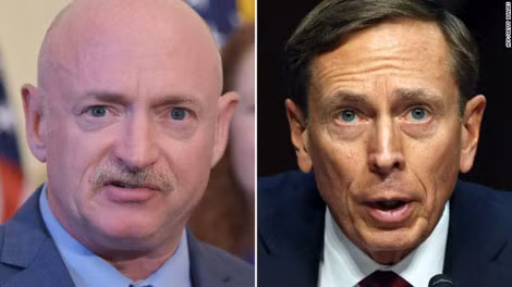 Mark Kelly (trái) và tướng David Petraeus.
