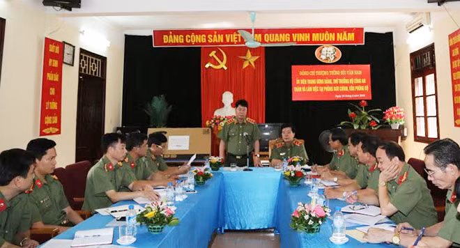 Thượng tướng Bùi Văn Nam, Uỷ viên Trung ương Đảng, Thứ trưởng Bộ Công an phát biểu tại buổi kiểm tra công tác giao liên.