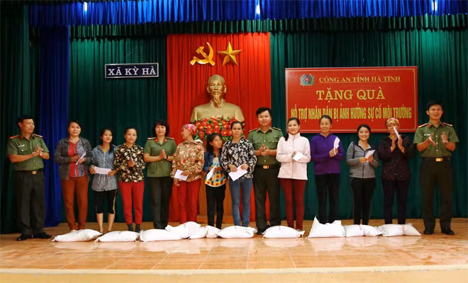 Tặng quà cho bà con nhân dân xã Kỳ Hà, thị xã Kỳ Anh. Tặng quà cho bà con nhân dân xã Kỳ Hà, thị xã Kỳ Anh.