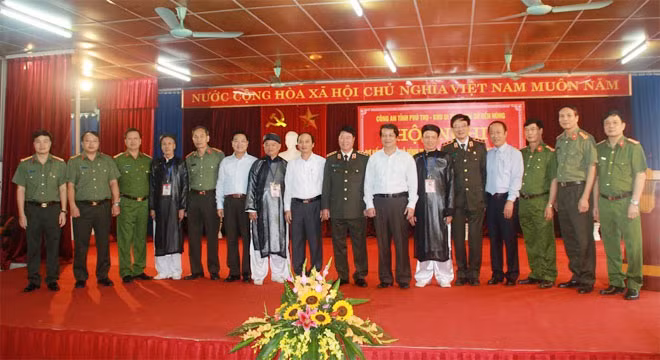 Thứ trưởng Bùi Văn Nam cùng các đại biểu dự Hội nghị.