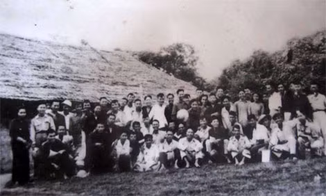 Lớp báo chí Huỳnh Thúc Kháng chụp ảnh kỷ niệm tại địa danh Bờ Rạ.