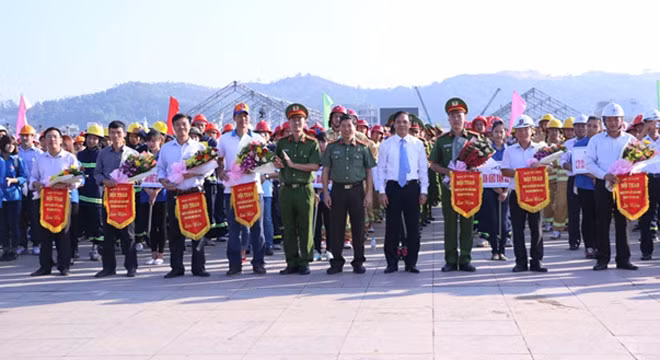 Cảnh sát PCCC Quảng Ninh tặng cờ lưu niệm cho các đội thi.