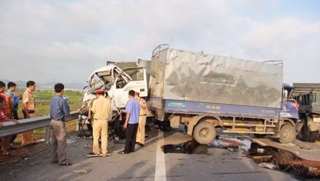 Lực lượng Công an khám nghiệm hiện trường, làm rõ nguyên nhân vụ tai nạn. Lực lượng Công an khám nghiệm hiện trường, làm rõ nguyên nhân vụ tai nạn.