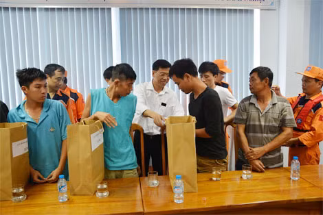 Tặng quà động viên tinh thần các thuyền viên.