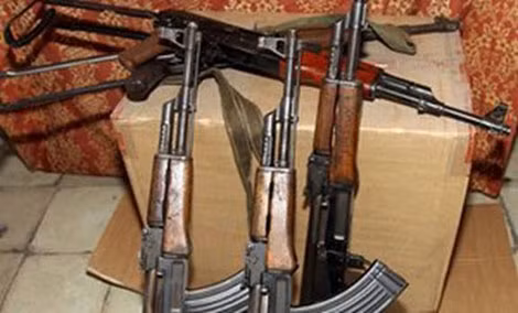 Những khẩu AK-47 buôn lậu bị cảnh sát Albania bắt giữ.