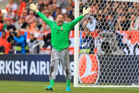 Thủ môn Gabor Kiraly ra sân với chiếc quần dài lập dị.