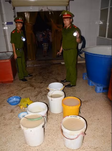 Tại thời điểm làm việc, “sự cố” cúp điện liên tục xảy ra, gây ảnh hưởng đến công tác bảo vệ hiện trường.