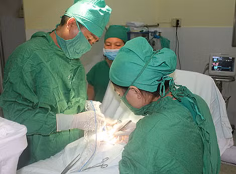 Bác sĩ Chuyên khoa 1, Trương Xuân Định (bên trái) và kíp mổ cắt bỏ tử cung, buồng trứng cho anh P..