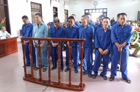 Đỗ Huy Hoàng cùng các đối tượng trong đường dây trước vành móng ngựa.