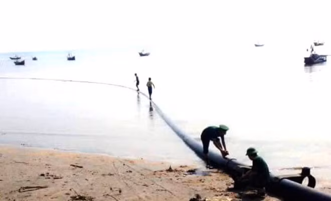 Đường ống nghi là đường ống xả thải ra biển.